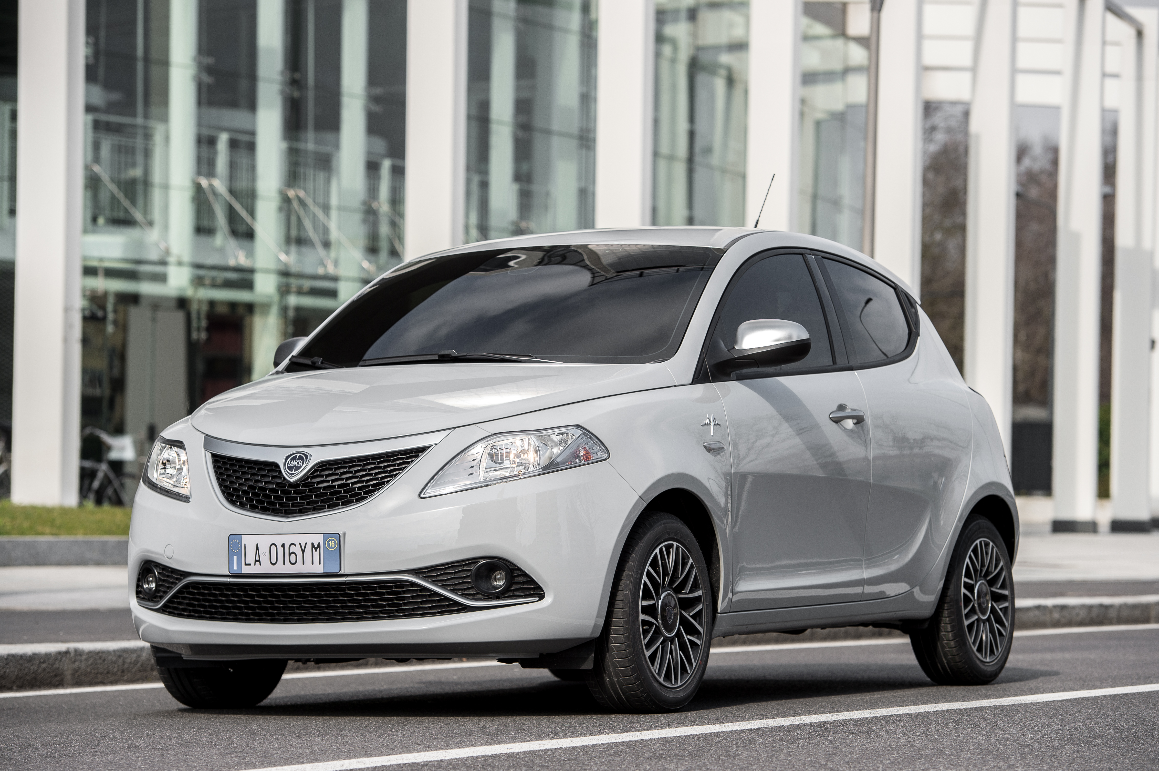 A white 2017 Lancia Ypsilon.