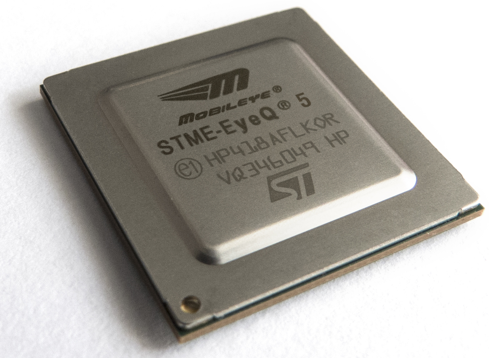 The EyeQ5 chip is shown on a white background. 