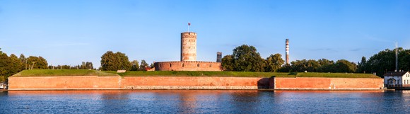 Picture of a fortress surrounded by a wide moat.