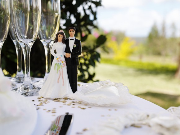 Figurines on wedding cake.