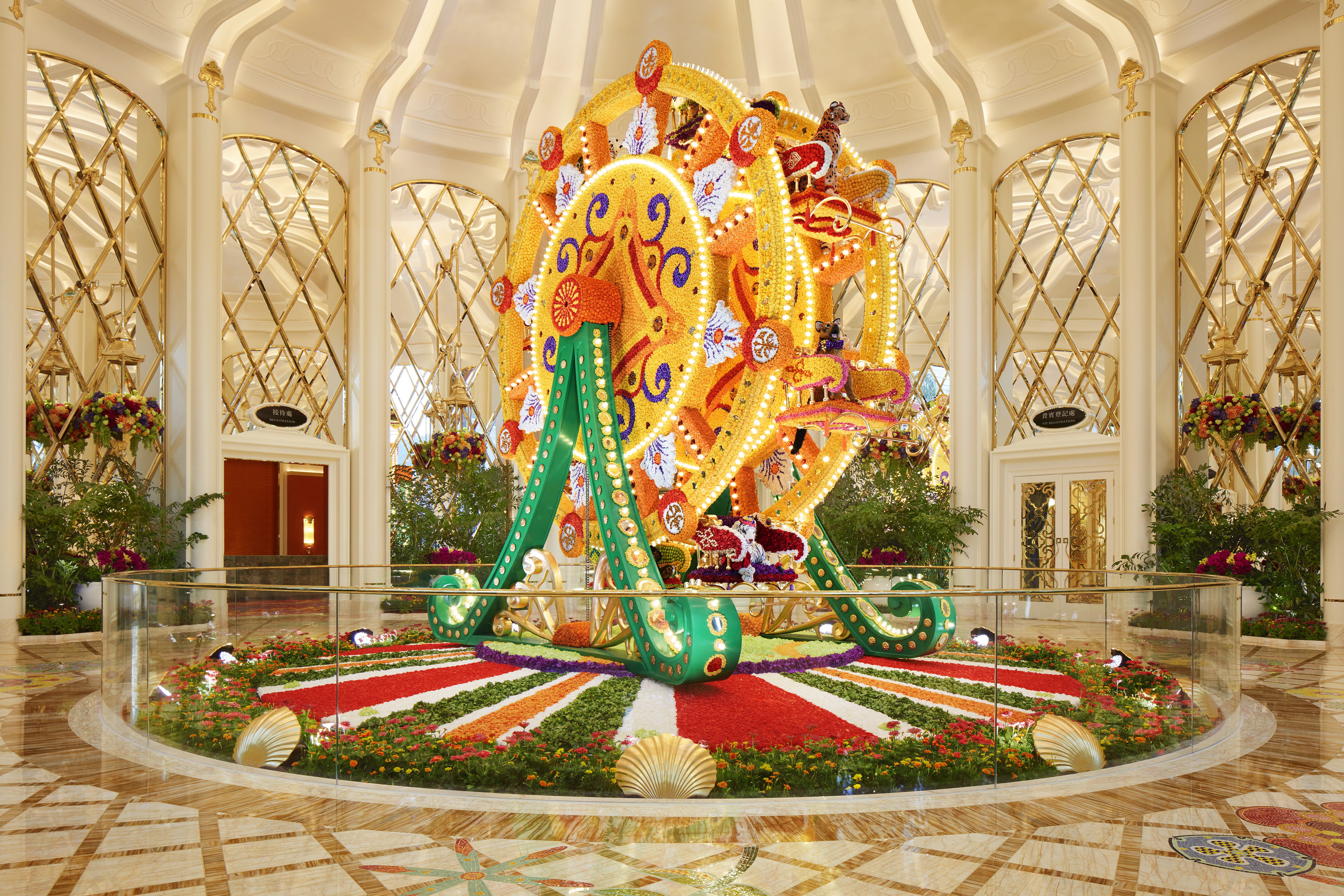 Image of a flower ferris wheel in Wynn Palace.