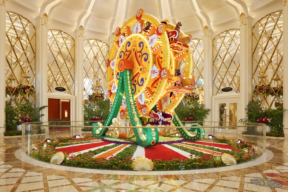 Image of a flower ferris wheel in Wynn Palace.