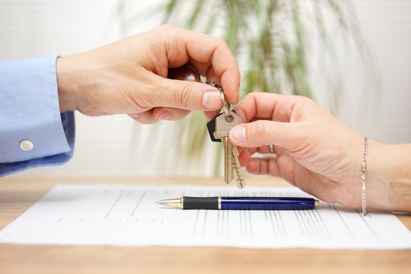 Handing over keys during mortgage closing