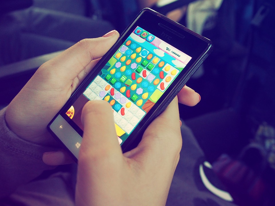 A person plays King's Candy Crush Saga.