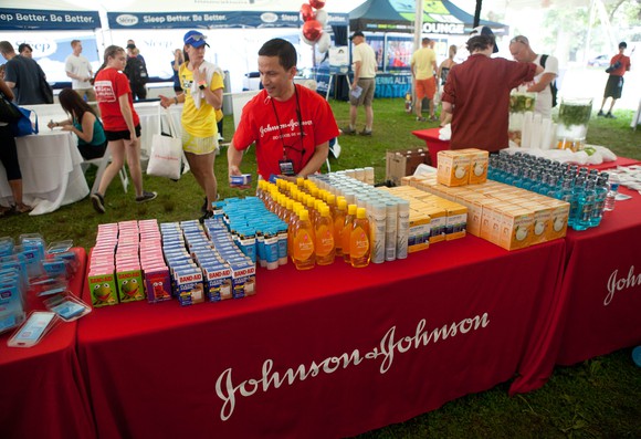 Johnson & Johnson Tops 1Q Profit Forecasts, but Net Dips