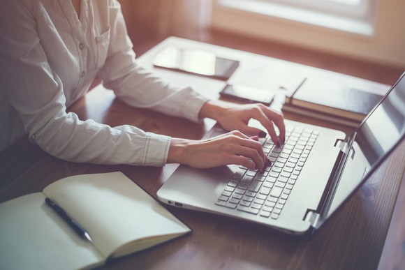 Person doing online research