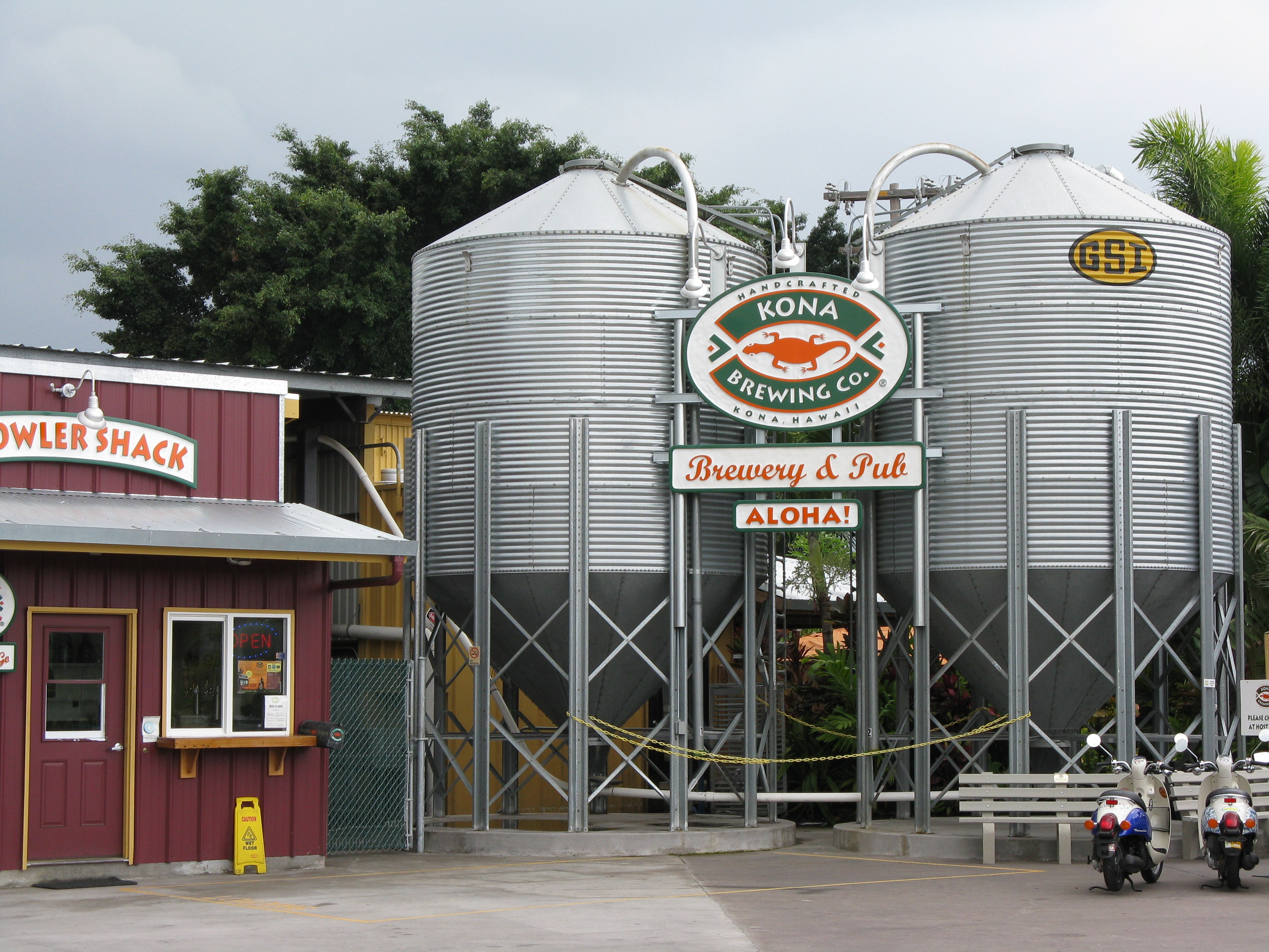 A picture of a Kona brewery and bar in Hawaii, with a sign that says Aloha.