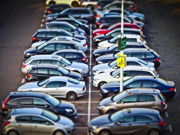 A parking lot ful of cars