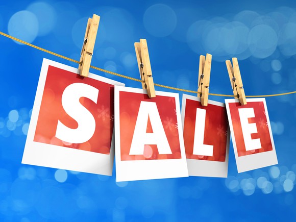 Four sheets of paper spelling out "sale."