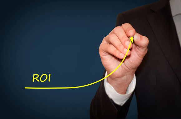 Man drawing ROI line going up