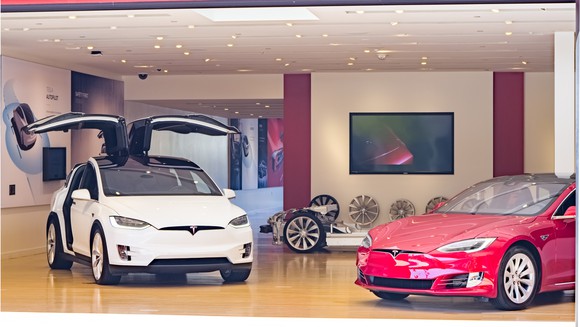 Tesla store with a white Model X and red Model S.
