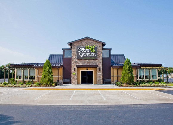 Olive Garden restaurant from the outside.
