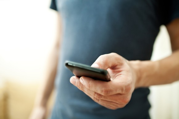 Man holding smartphone.