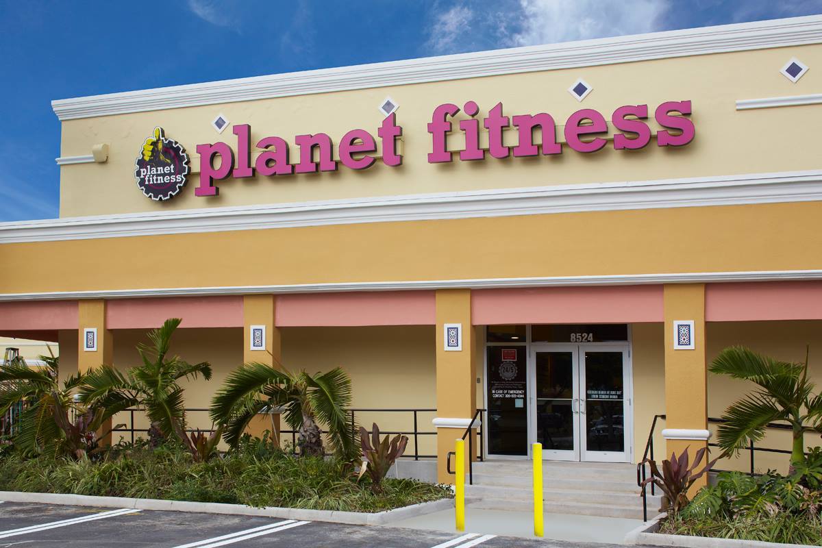 A Planet Fitness storefront.