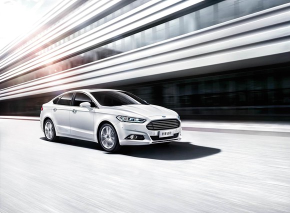 Ford's Mondeo (Fusion) driving on a highway