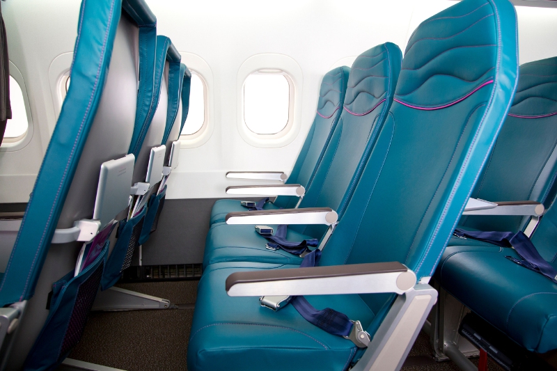 A row of seats in a Hawaiian Airlines Boeing 717