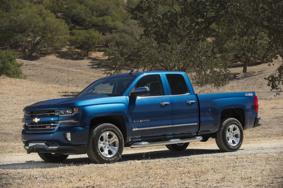 Chiếc xe tải Chevrolet Silverado màu xanh 2017 đậu trên đường đất.