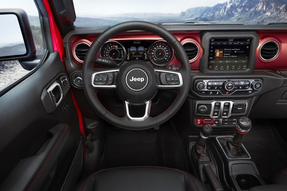 The dash of a 2018 Jeep Wrangler Rubicon.