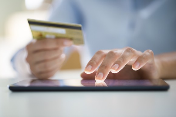 A customer enters his credit card data into a tablet.