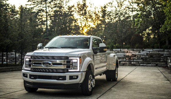 A silver Ford 2018 SuperDuty truck parked.