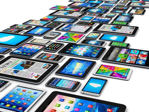 Tablets and smartphones on a table.
