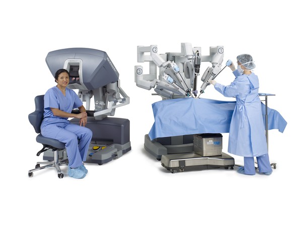 Two surgeons near a da Vinci system