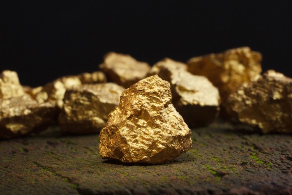 Closeup of big gold nugget.