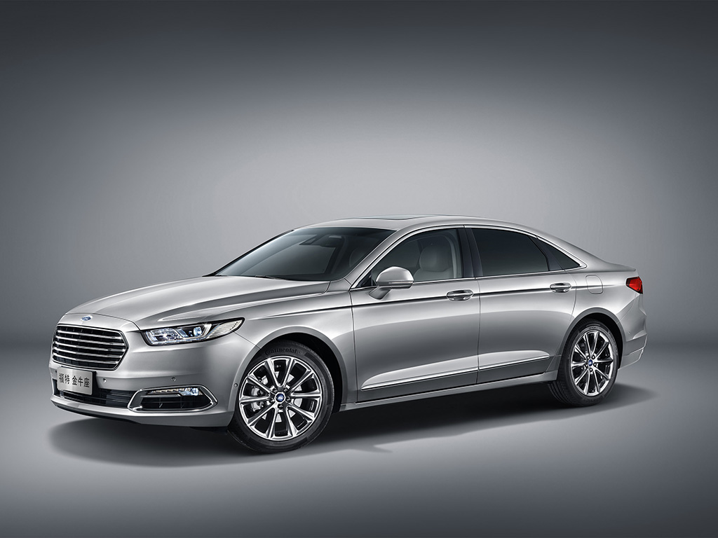 A silver Ford Taurus, a large sedan built by Ford for the Chinese market, with Chinese license plates