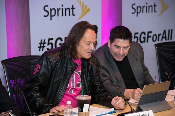 T-Mobile CEO John Legere (left) and Sprint Executive Chairman Marcelo Claure