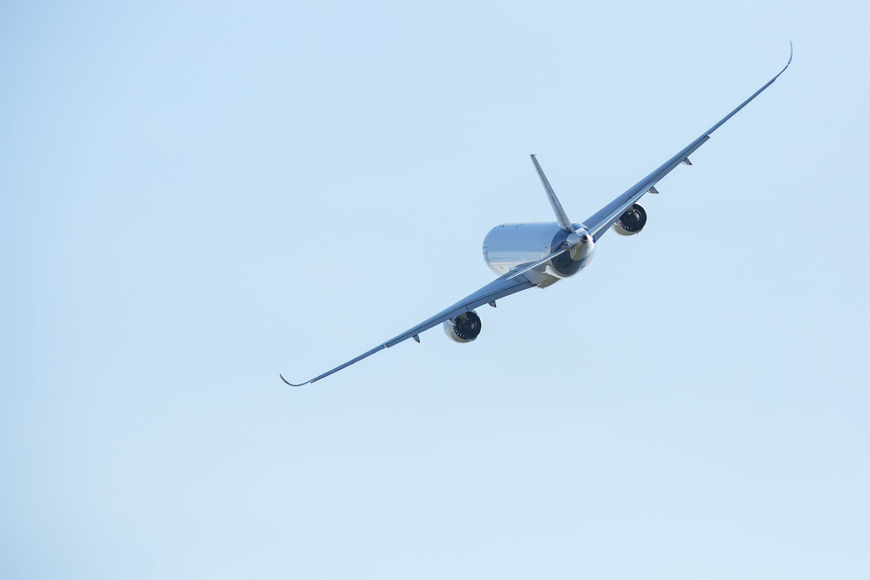 A commercial airplane in flight.