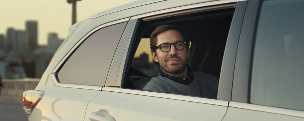 A rider in the back of a Lyft car