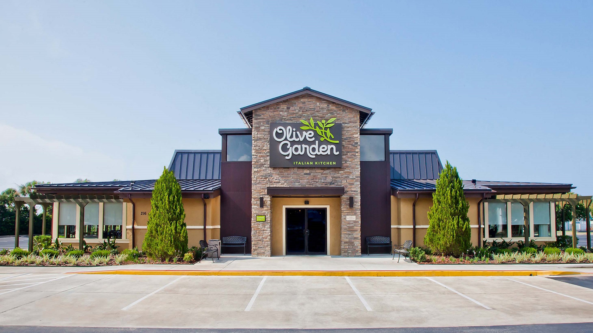 Olive Garden restaurant exterior.