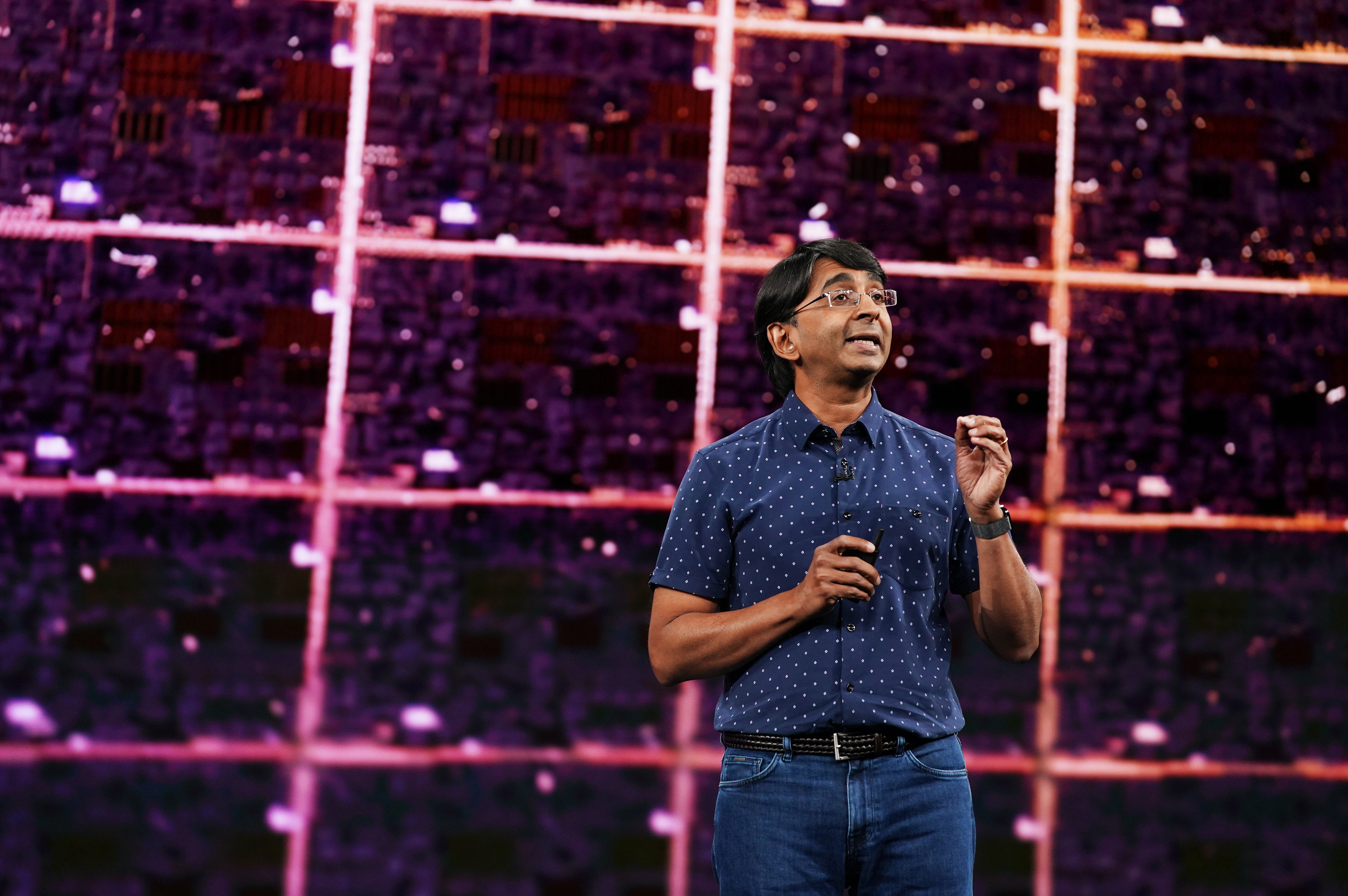 Sri Santhanam speaking on stage