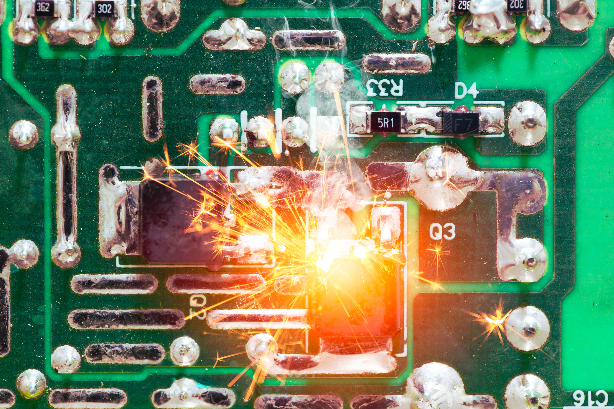 Short circuit on a semiconductor chip
