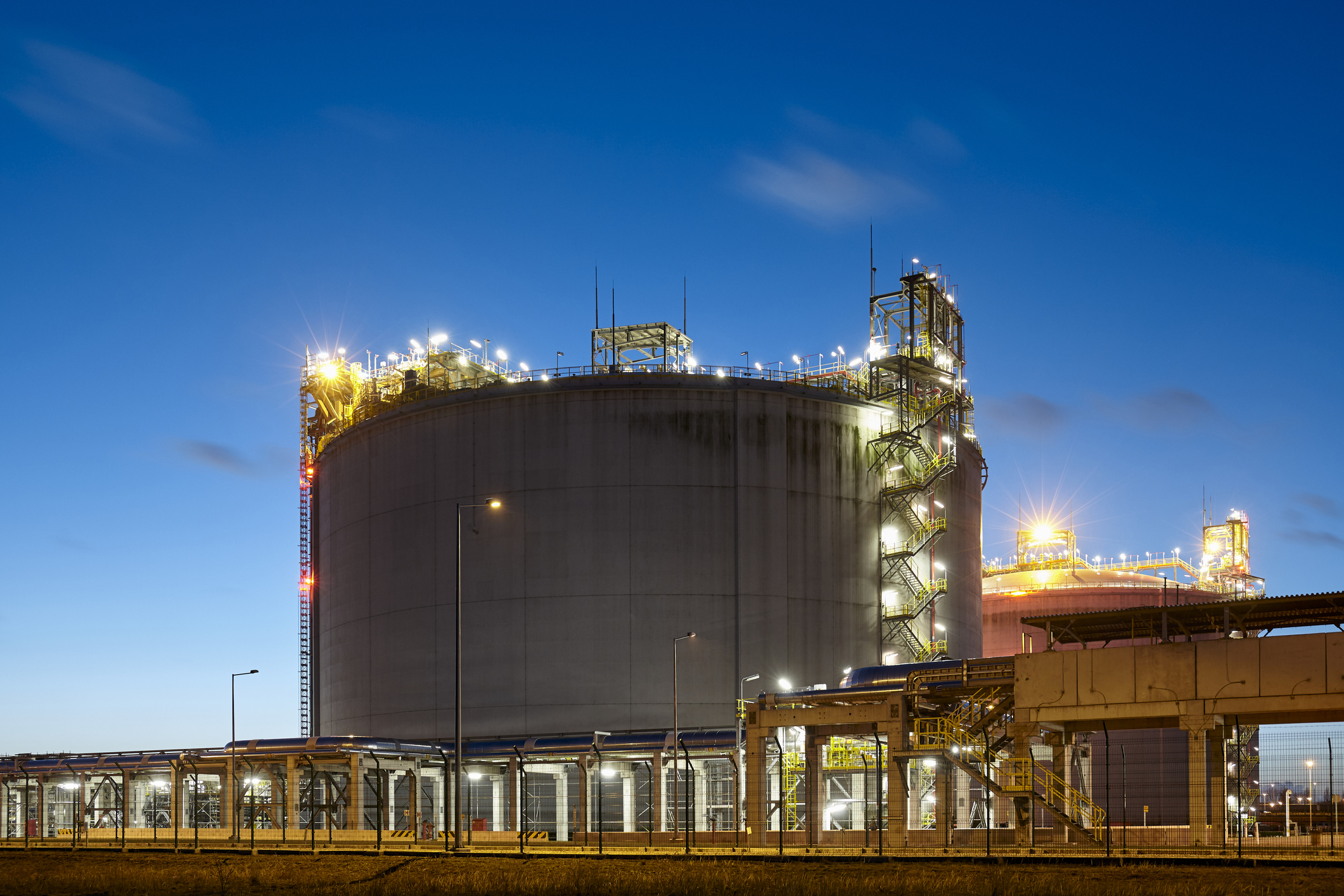 An LNG storage tank operates.