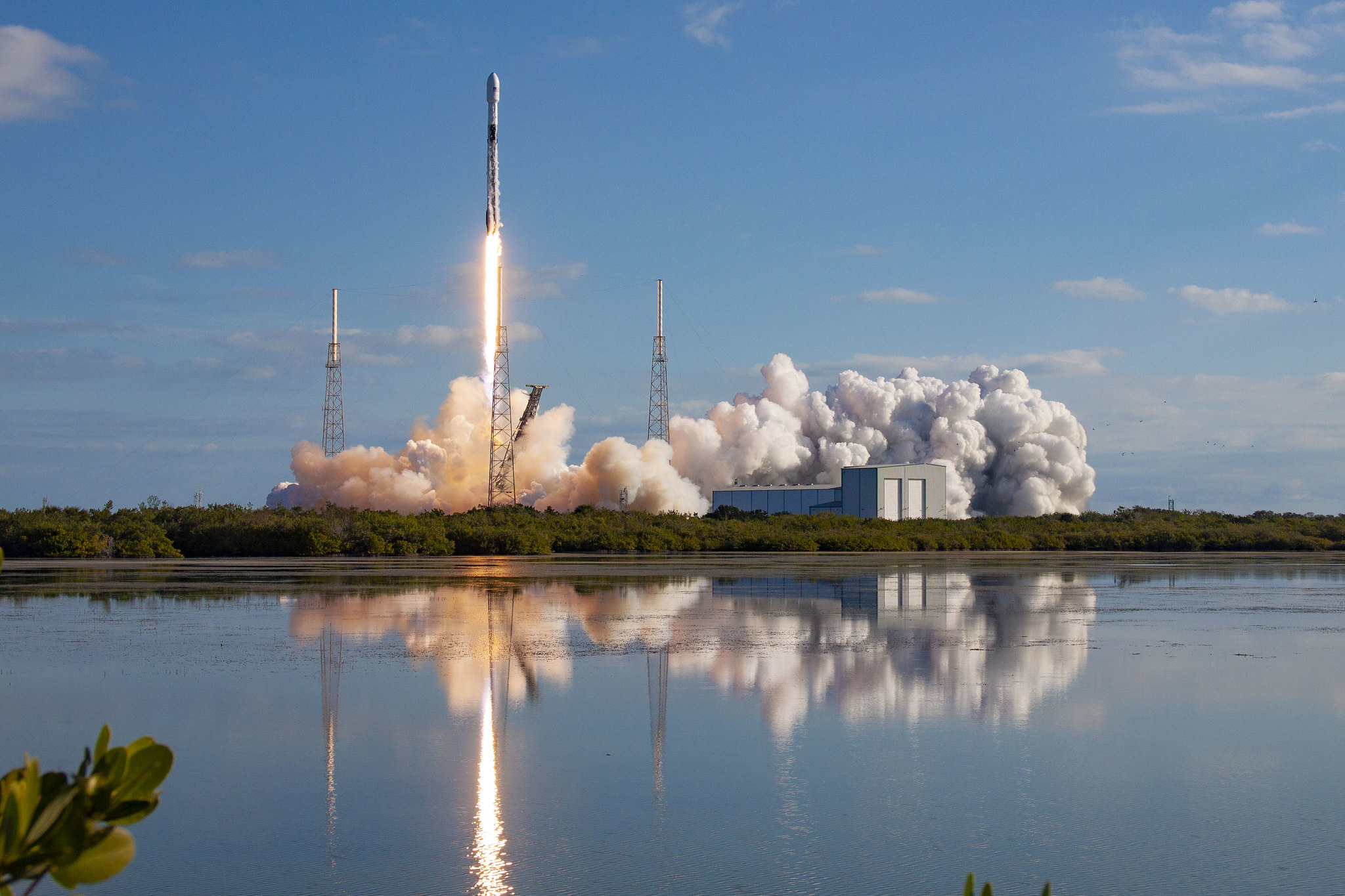 A starlink rocket is shown taking off from a SpaceX facility