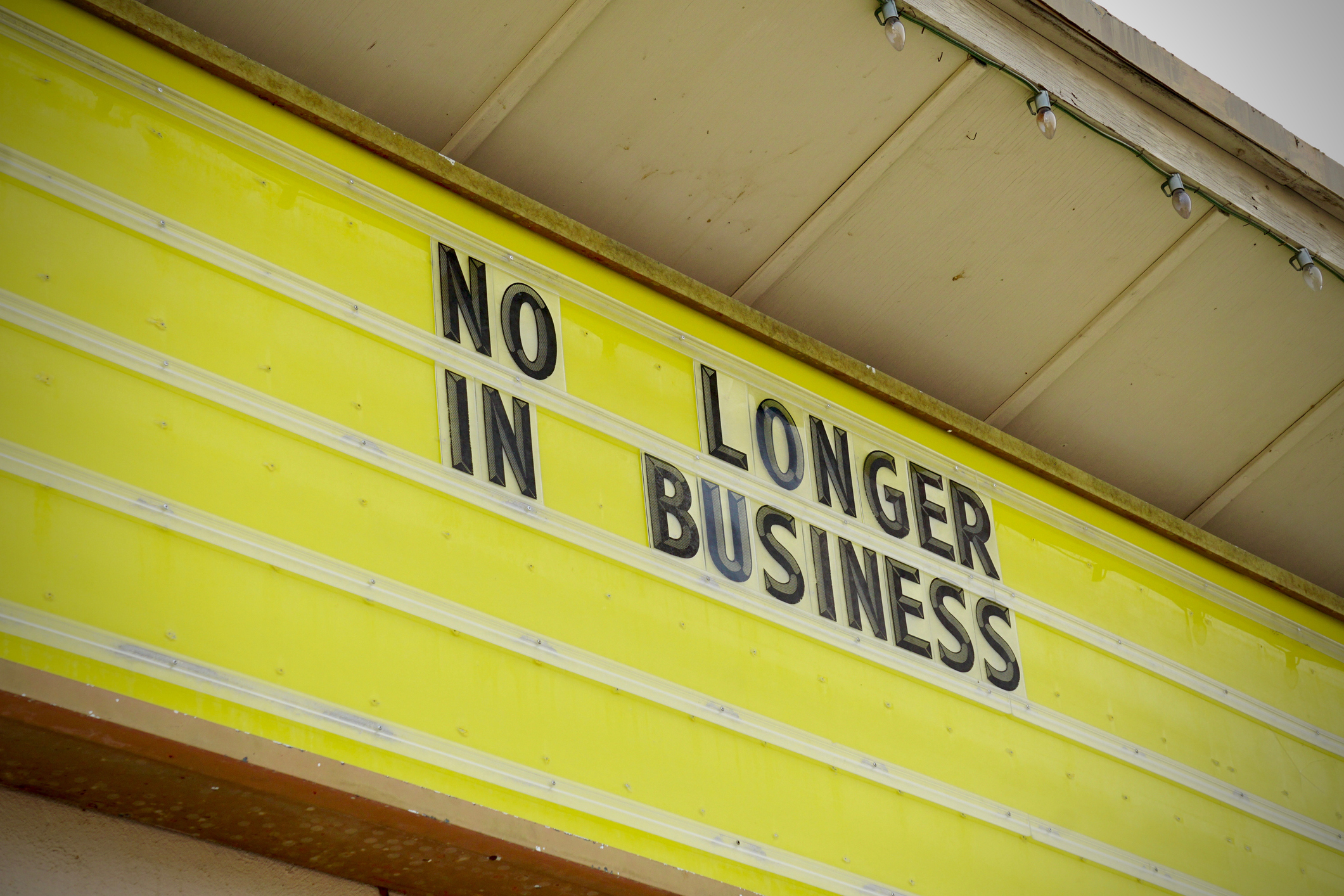 A sign that reads no longer in business.