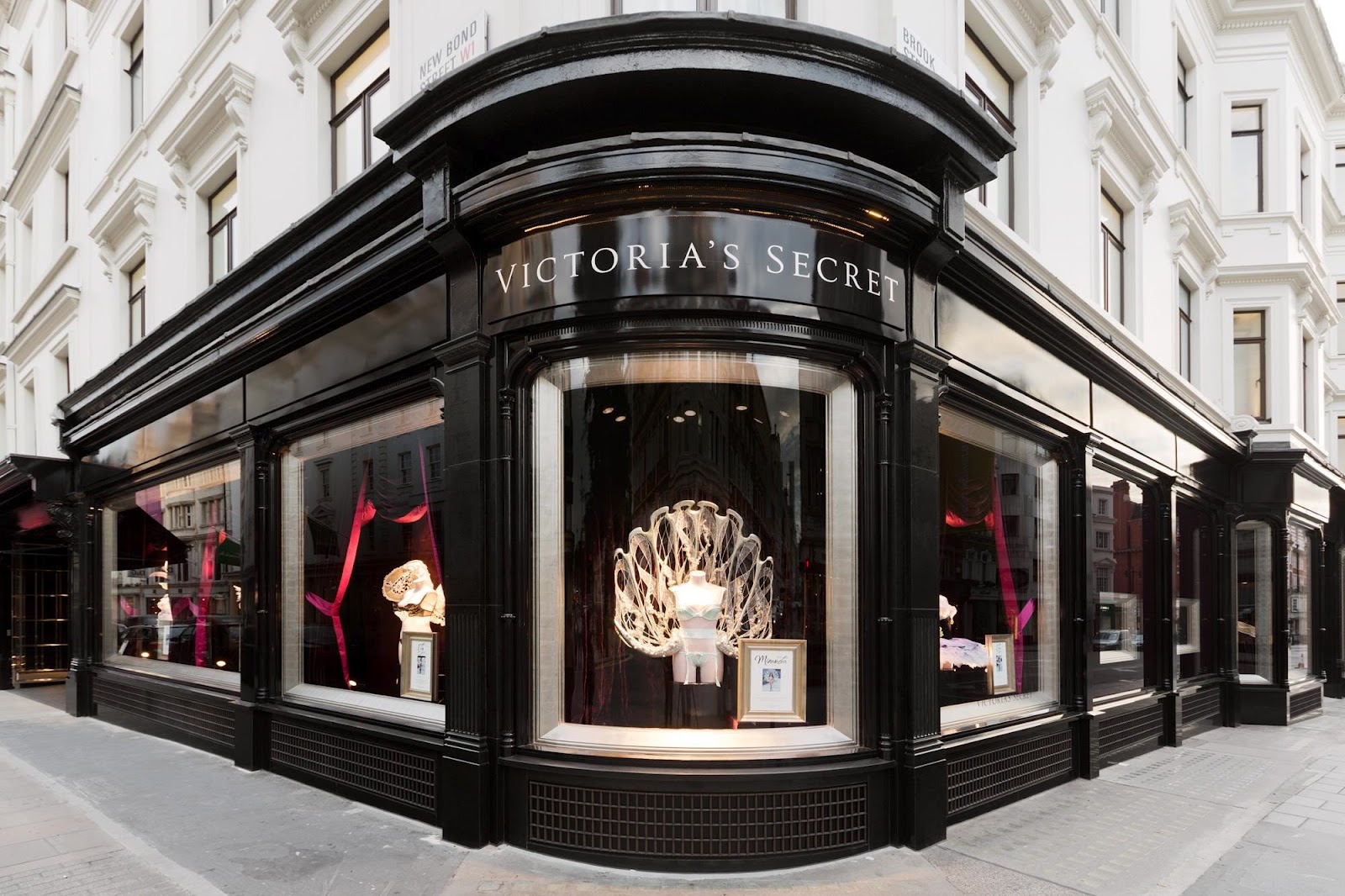 Victoria's Secret storefront.
