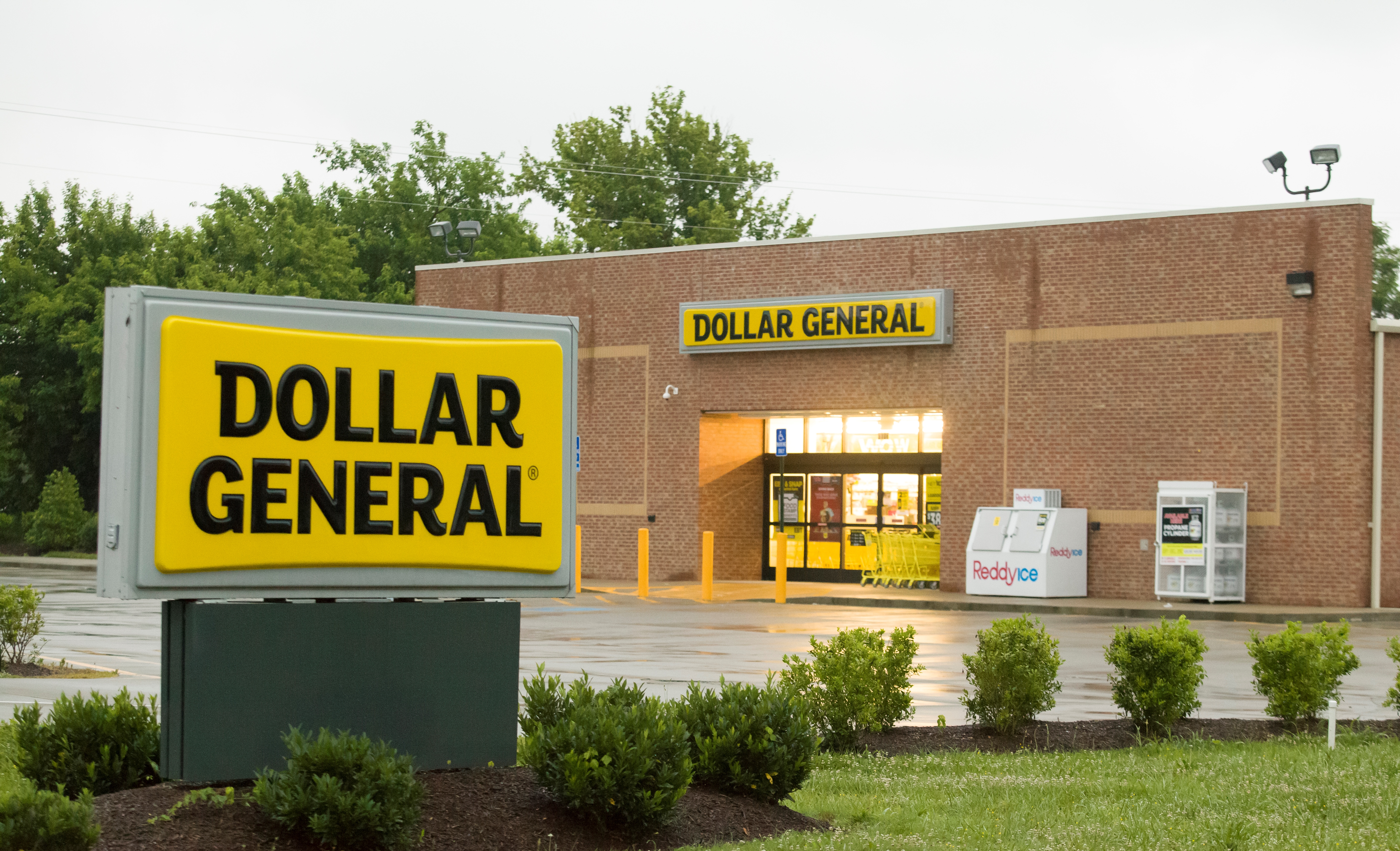The front of a Dollar General store.