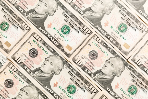 $10 bills are aligned in a diagonal row