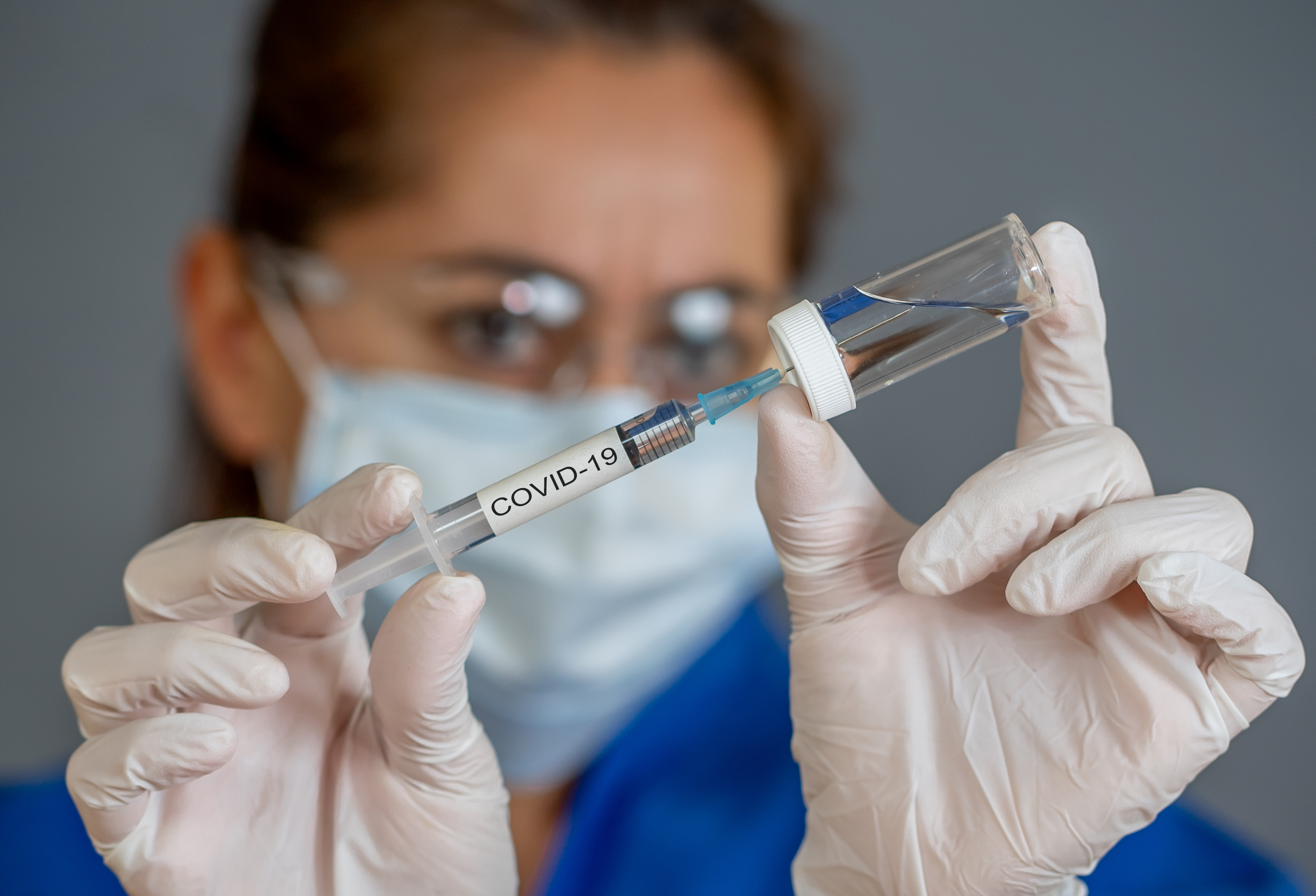 Nurse holding a dose of COVID-19 vaccine.