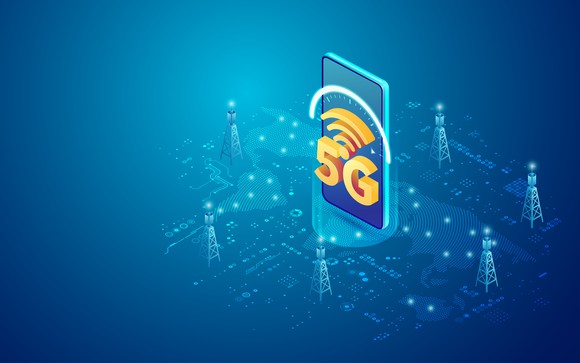 Smartphone with 5G surrounded by miniature cell towers