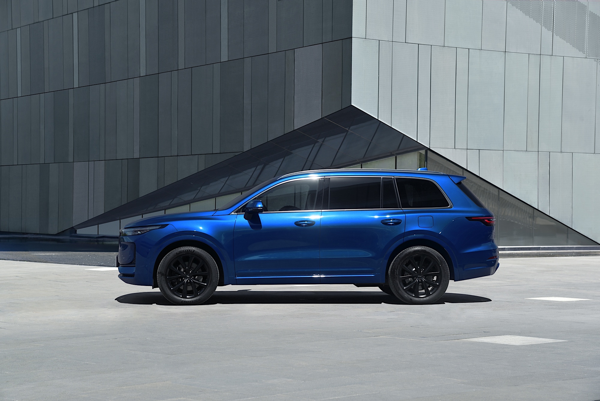 Blue Li Auto One SUV with black sport wheels