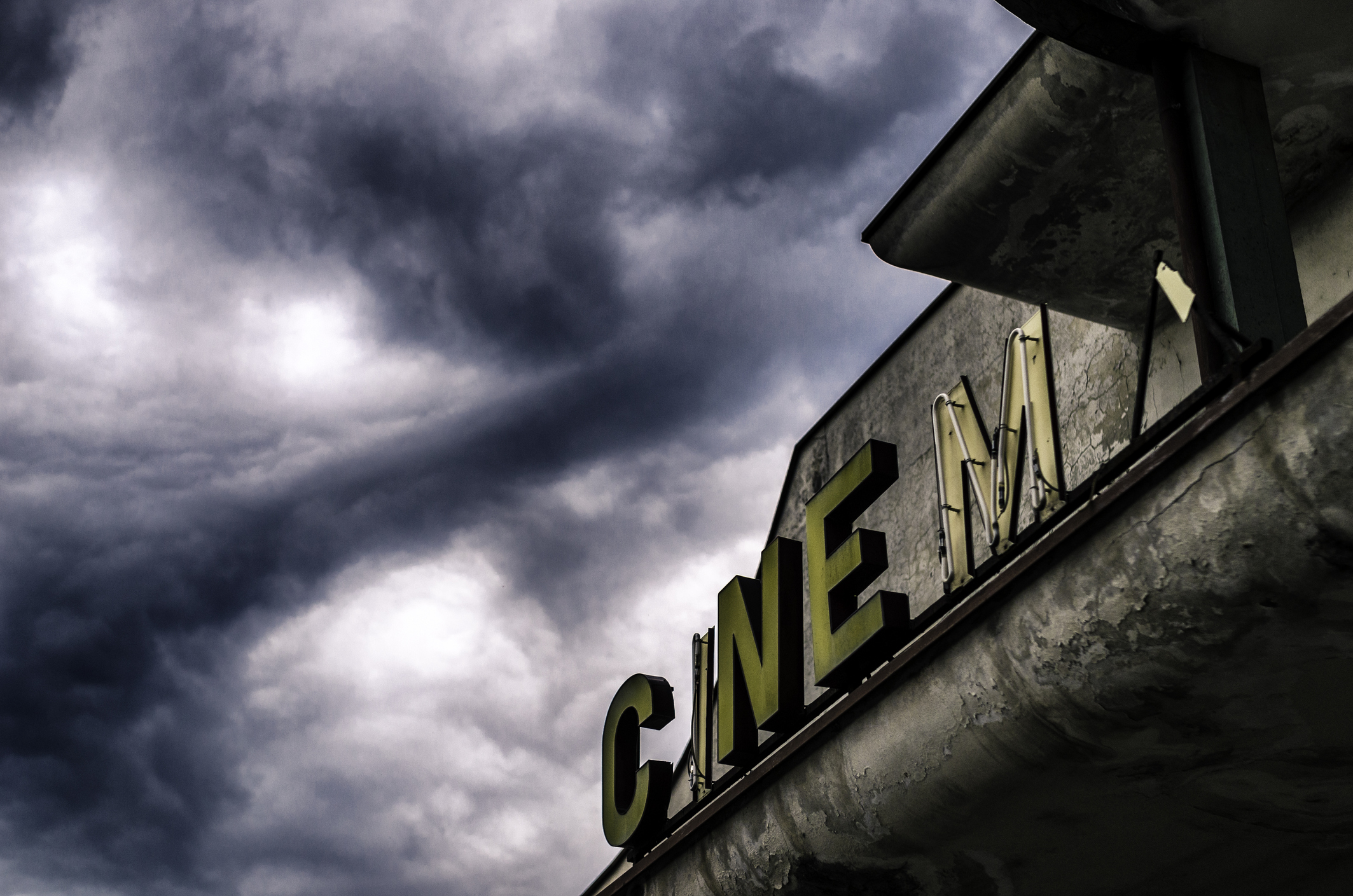 AMC Entertainment Lenders Urge It to Declare Bankruptcy