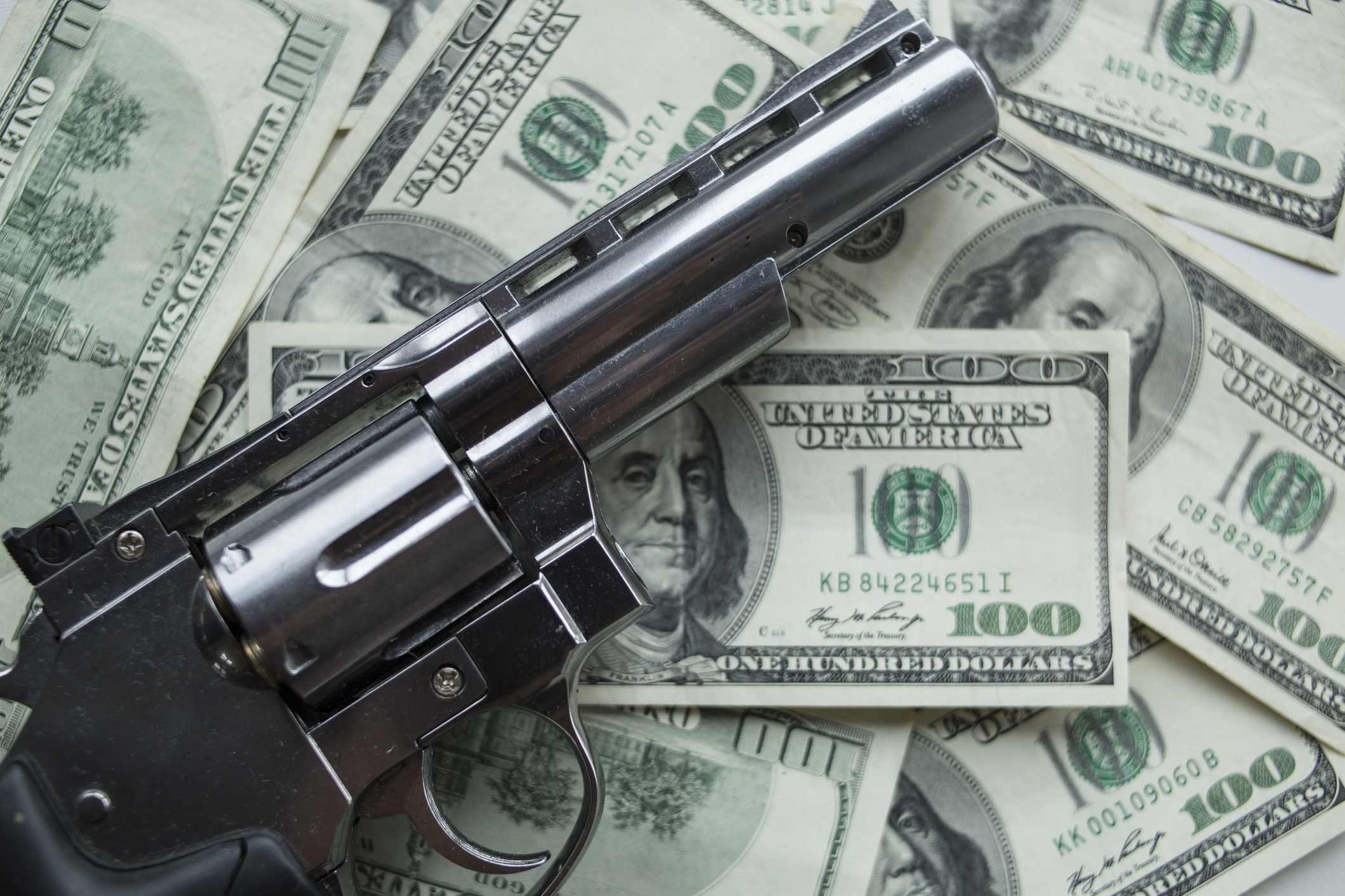 Pistol on $100 bils