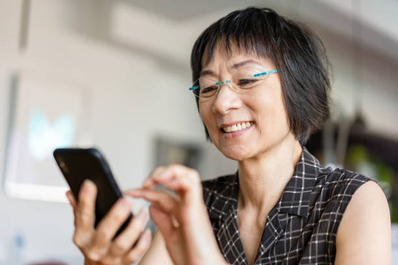 Woman shopping on her phone.