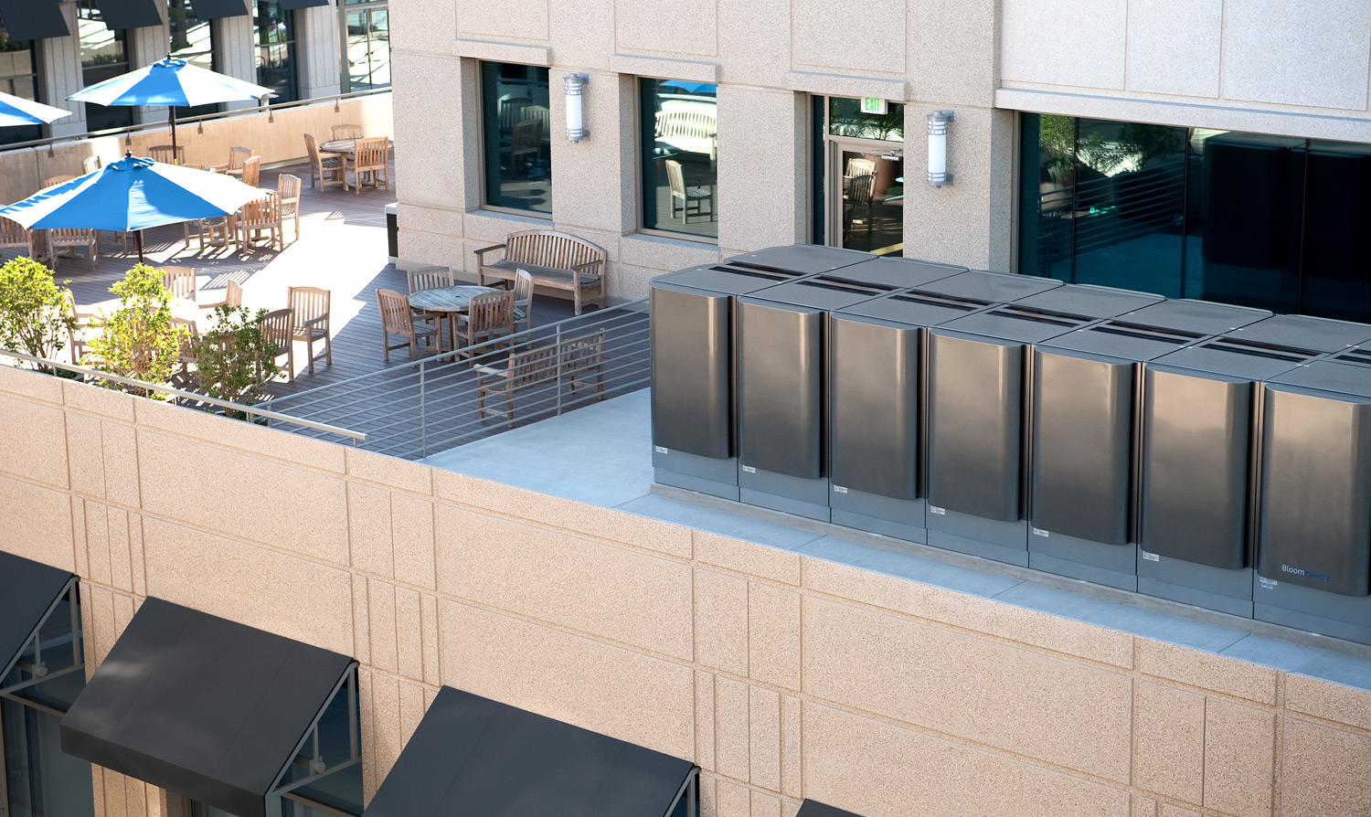 Bloom Energy servers at a rooftop cafe.