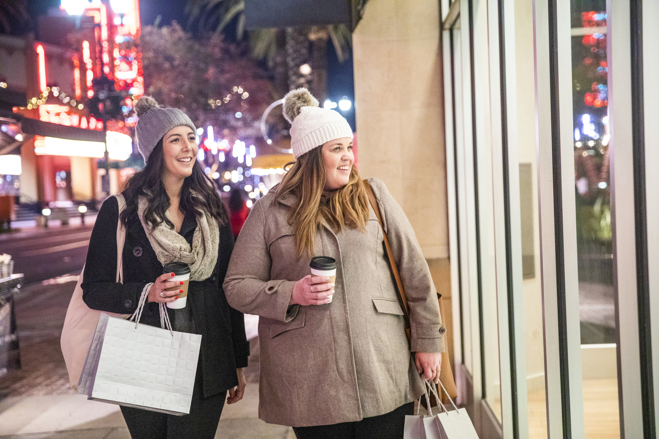 22_01_10 Two people with bags looking in a store window _GettyImages-1087878882