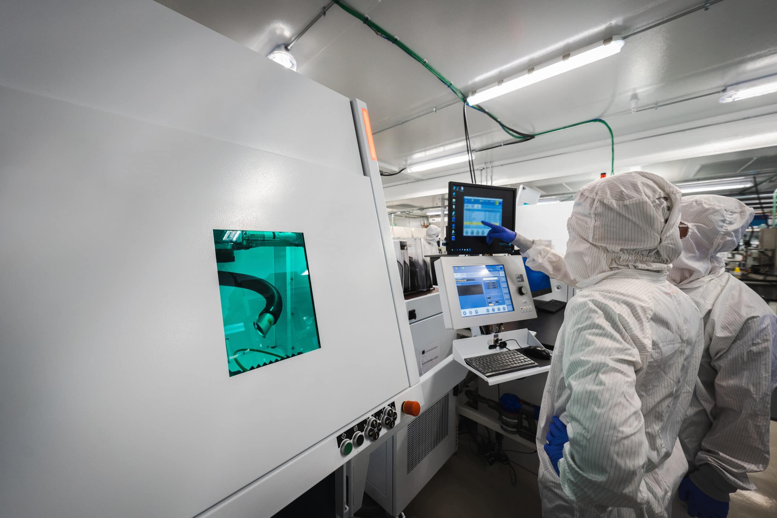 QuantumScape employees working on computer in laboratory.