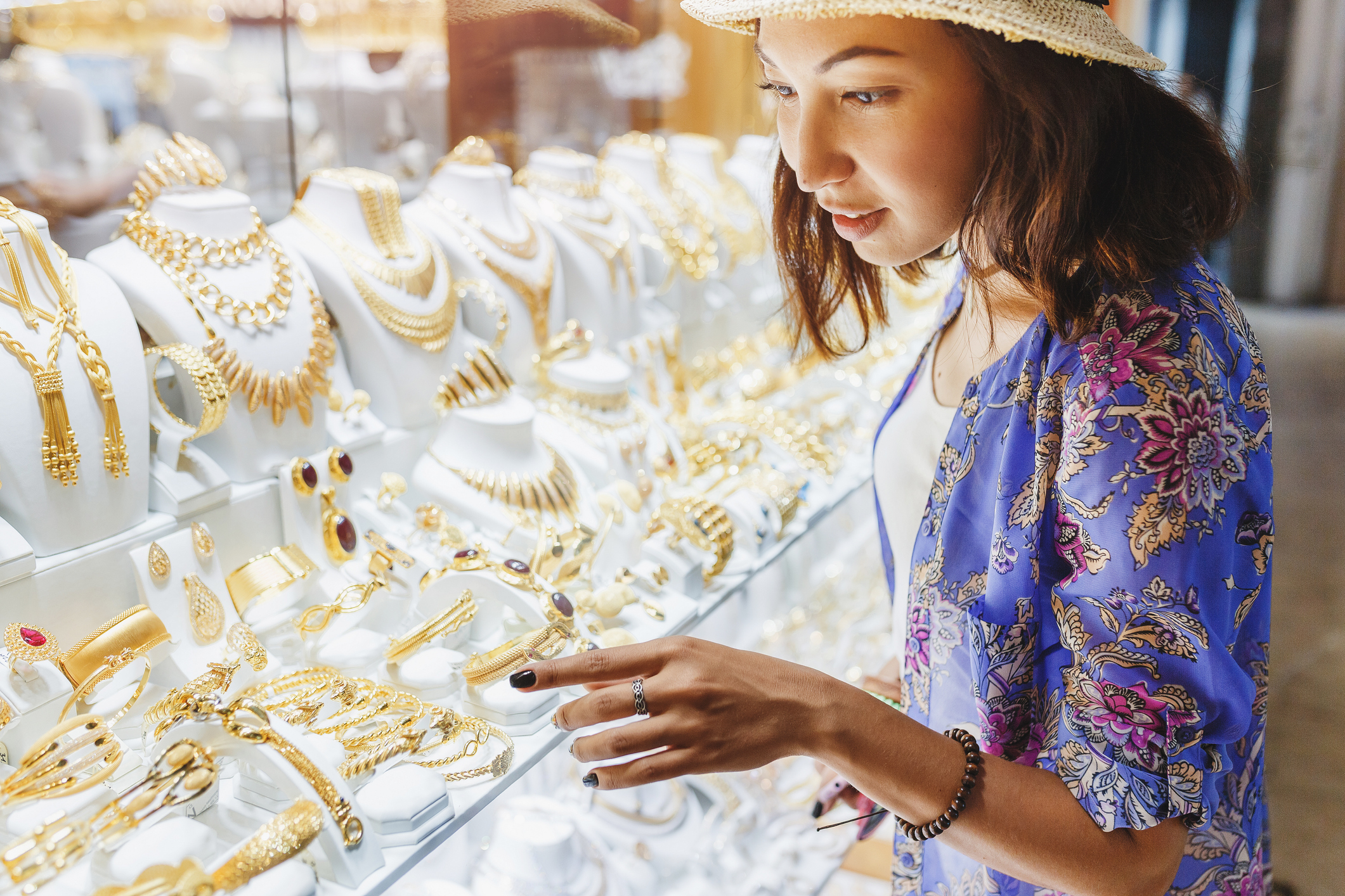 Gold jewelry 2022 GettyImages-1146300562